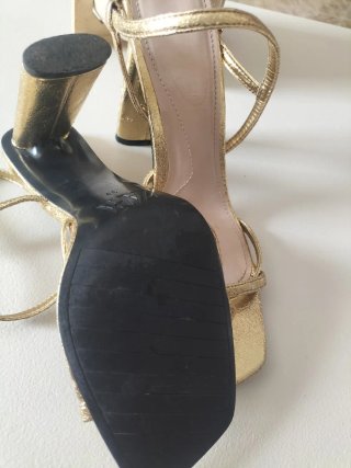 Zapatos de tacón Zara dorados con hebilla