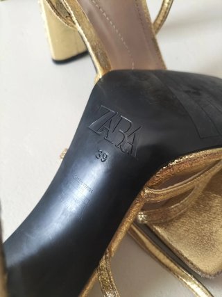 Zapatos de tacón Zara dorados con hebilla