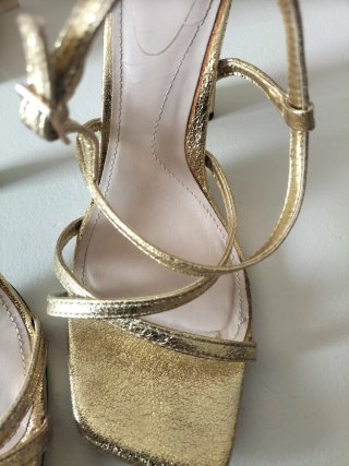 Zapatos de tacón Zara dorados con hebilla