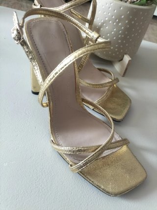 Zapatos de tacón Zara dorados con hebilla
