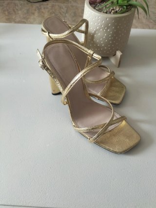 Zapatos de tacón Zara dorados con hebilla
