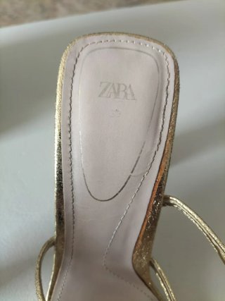 Zapatos de tacón Zara dorados con hebilla