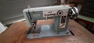 Maquina de coser Alfa vintage/antigua con mueble