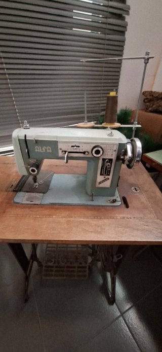 Maquina de coser Alfa vintage/antigua con mueble