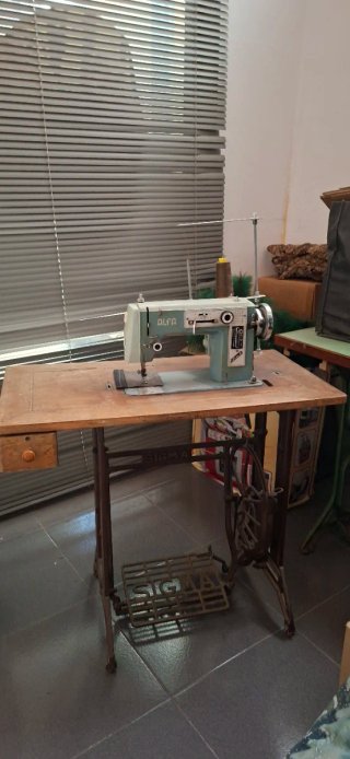 Maquina de coser Alfa vintage/antigua con mueble