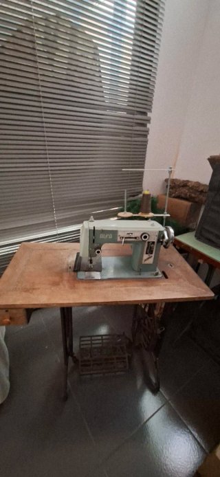 Maquina de coser Alfa vintage/antigua con mueble