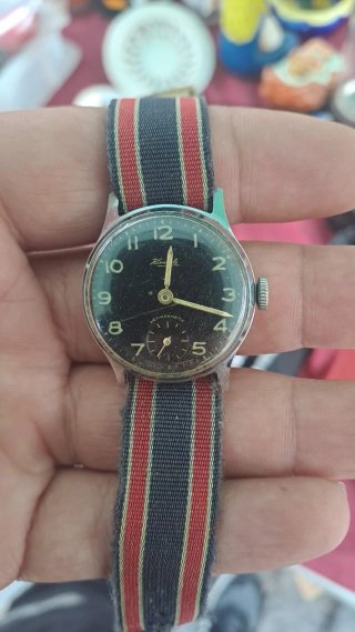 Se vende Reloj de cuerda  con Correa de Tela 100€