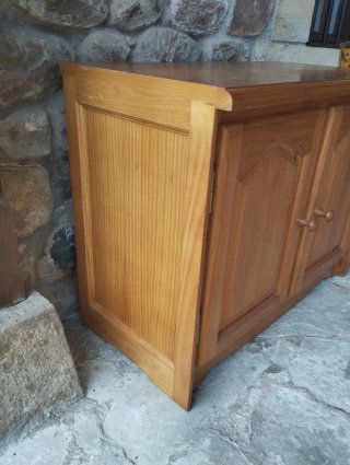 Mueble de madera maciza