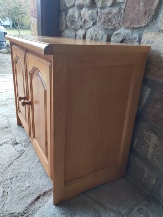 Mueble de madera maciza