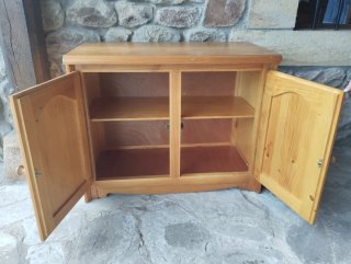 Mueble de madera maciza