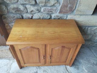 Mueble de madera maciza