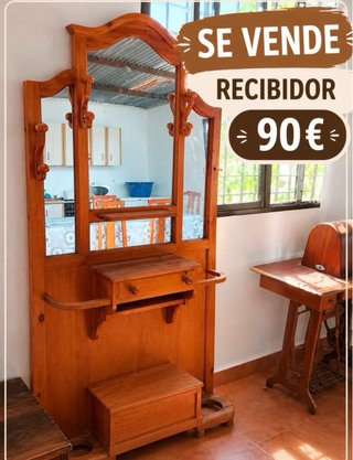 Recibidor de madera con espejo