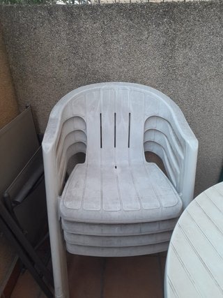 Conjunto de mesa y 4 sillas de jardín blancas