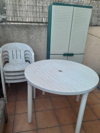 Conjunto de mesa y 4 sillas de jardín blancas