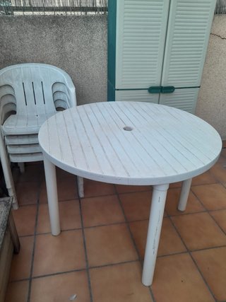 Conjunto de mesa y 4 sillas de jardín blancas