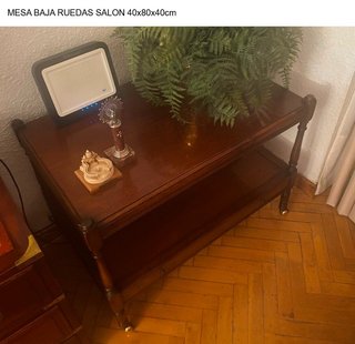 Mesa baja de madera, estilo clásico, con ruedas
