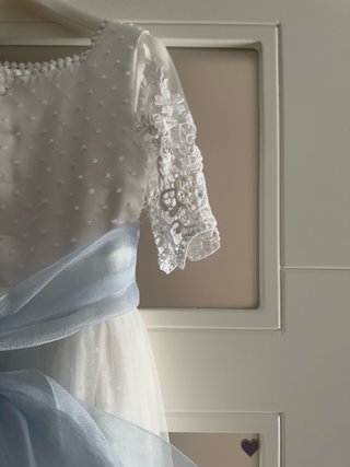 Vestido de comunión blanco con lazo azul
