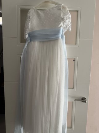 Vestido de comunión blanco con lazo azul