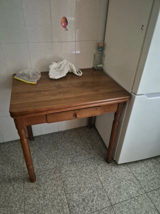 Mesa de comedor con 2 sillas de madera