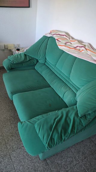 Mesa de comedor con 2 sillas de madera
