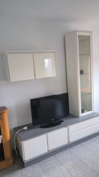 Mesa de comedor con 2 sillas de madera