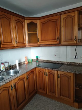 Mesa de comedor con 2 sillas de madera