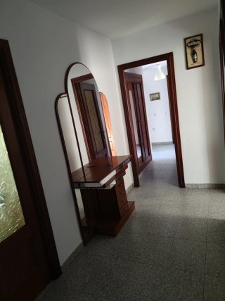 Mesa de comedor con 2 sillas de madera
