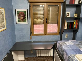 Cama nido, cajones, escritorio y estantería