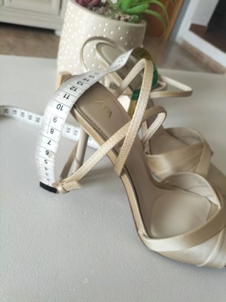 Zapatos de tacón Zara beige/dorados