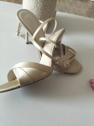 Zapatos de tacón Zara beige/dorados