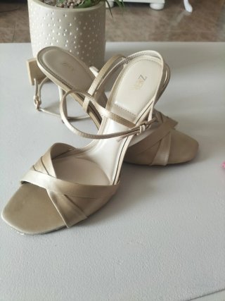 Zapatos de tacón Zara beige/dorados