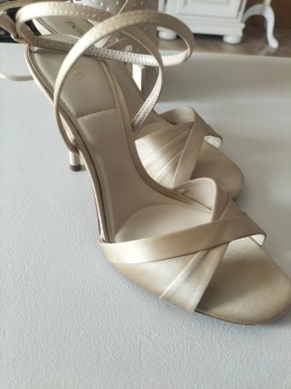 Zapatos de tacón Zara beige/dorados