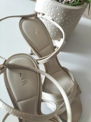 Zapatos de tacón Zara beige/dorados