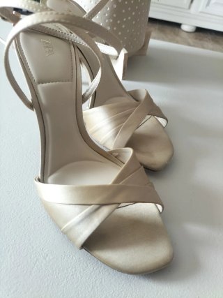 Zapatos de tacón Zara beige/dorados