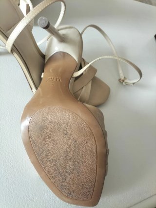 Zapatos de tacón Zara beige/dorados
