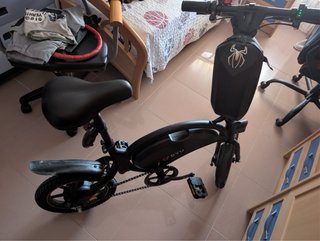Bicicleta Eléctrica con Bolsa Frontal