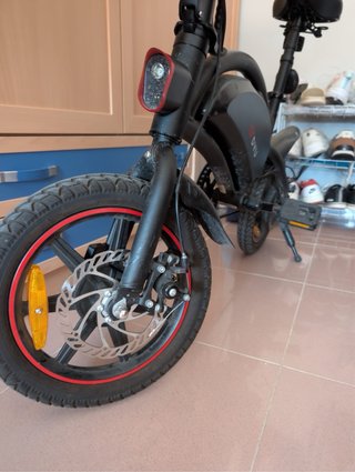 Bicicleta Eléctrica con Bolsa Frontal
