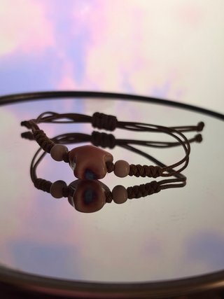 Pulsera con cuentas y detalle central