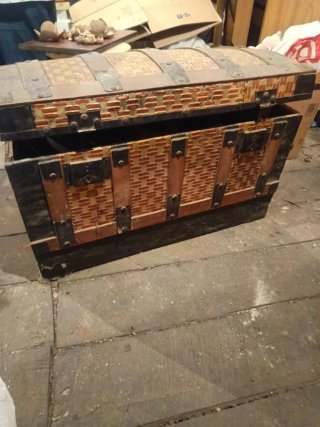 Baúl antiguo madera y metal