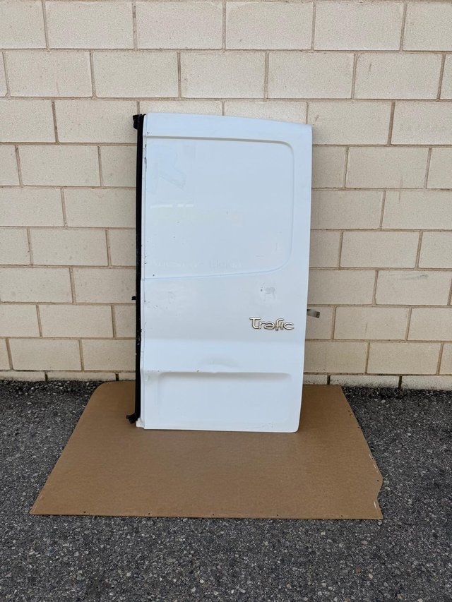 PUERTA TRASERA DERECHA RENAULT TRAFIC 2 CERRADA