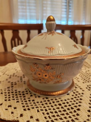 Sopera de Porcelana con incrustaciones en oro