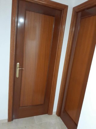 Puertas  de madera marrón con cristal