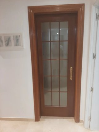 Puertas  de madera marrón con cristal