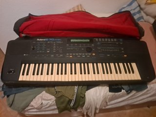 Roland E-70 Sintetizador + funda