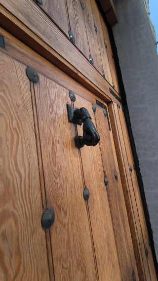 Puerta de madera rústica con herrajes