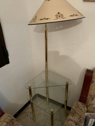 Lámpara de pie antigua dorada con cristal