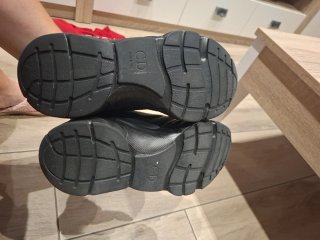 Deportivos negros con detalles plateados, talla 41