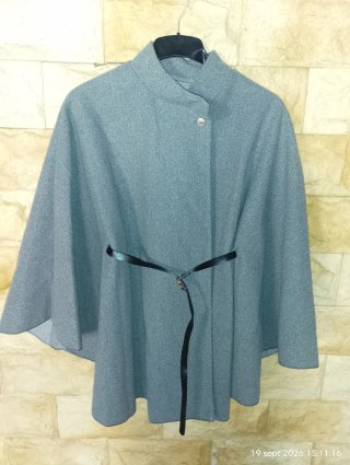 Capa gris con cinturón talla única