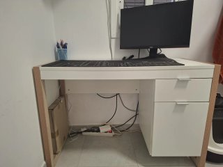 Escritorio de estudio blanco y madera