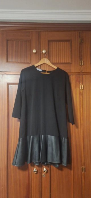Vestido negro juvenil con bajo efecto piel